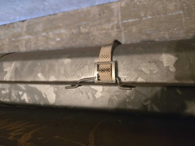 Ancien axe avec des attaches sangle de 7cm